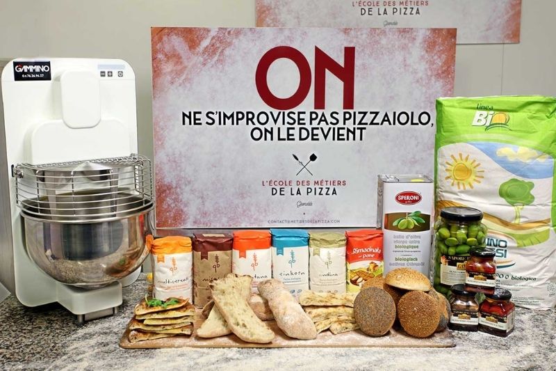 STAGE PIZZAIOLO Ingrédients pour pizza exposés avec une machine de pâtisserie à côté.